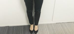 伸びる女性