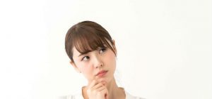 考える女性