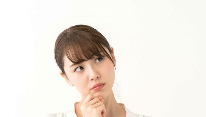 考える女性